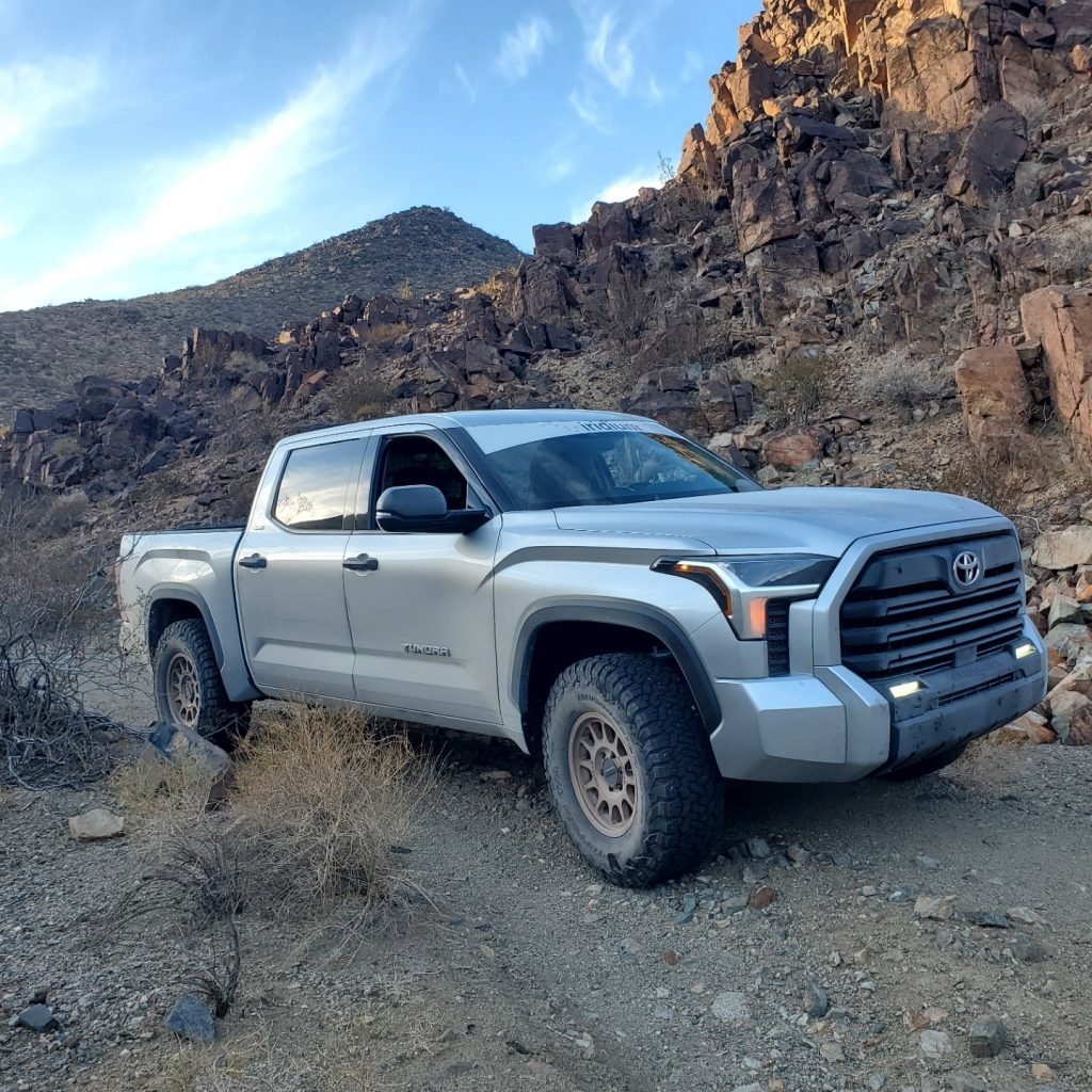 King Shocks 2022+ Toyota Tundra 2.5 Dia w/ Remote Reservoir